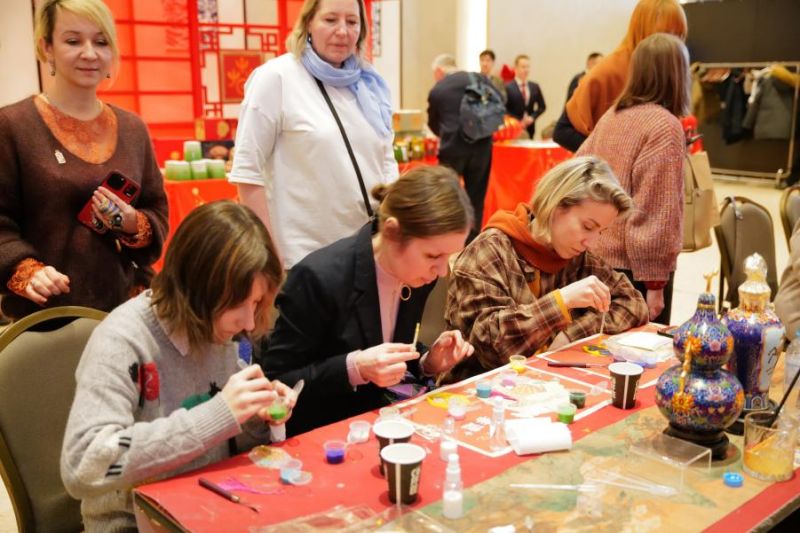 图为俄罗斯民众在“欢乐春节”专场活动现场体验传统手工艺项目。北京市文化和旅游局供图