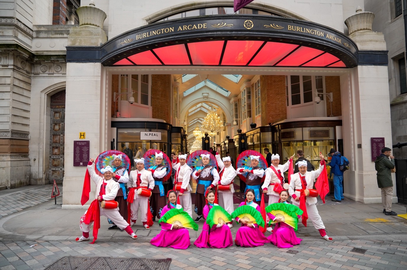 陕西安塞腰鼓亮相伦敦伯灵顿拱廊。张昊摄