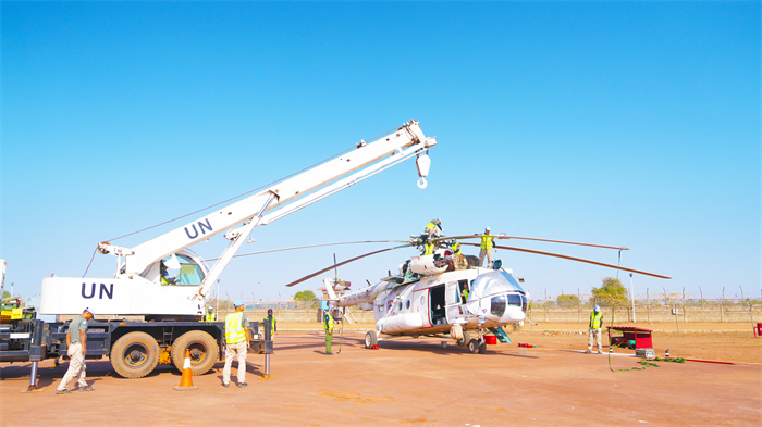 春节期间更换发动机。黄浩摄