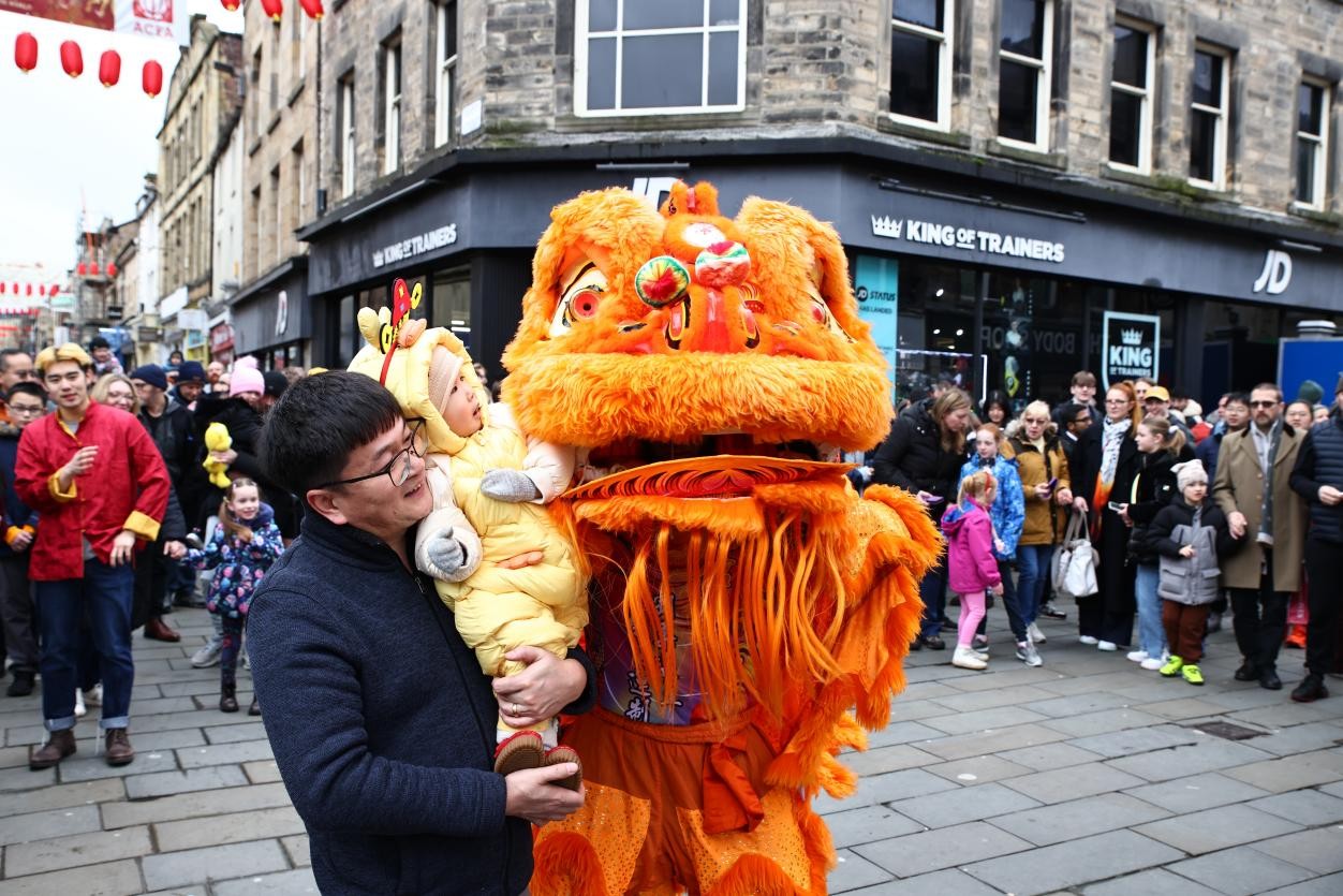 兰卡斯特中国新年庆典活动现场，舞龙与观众互动。主办方供图