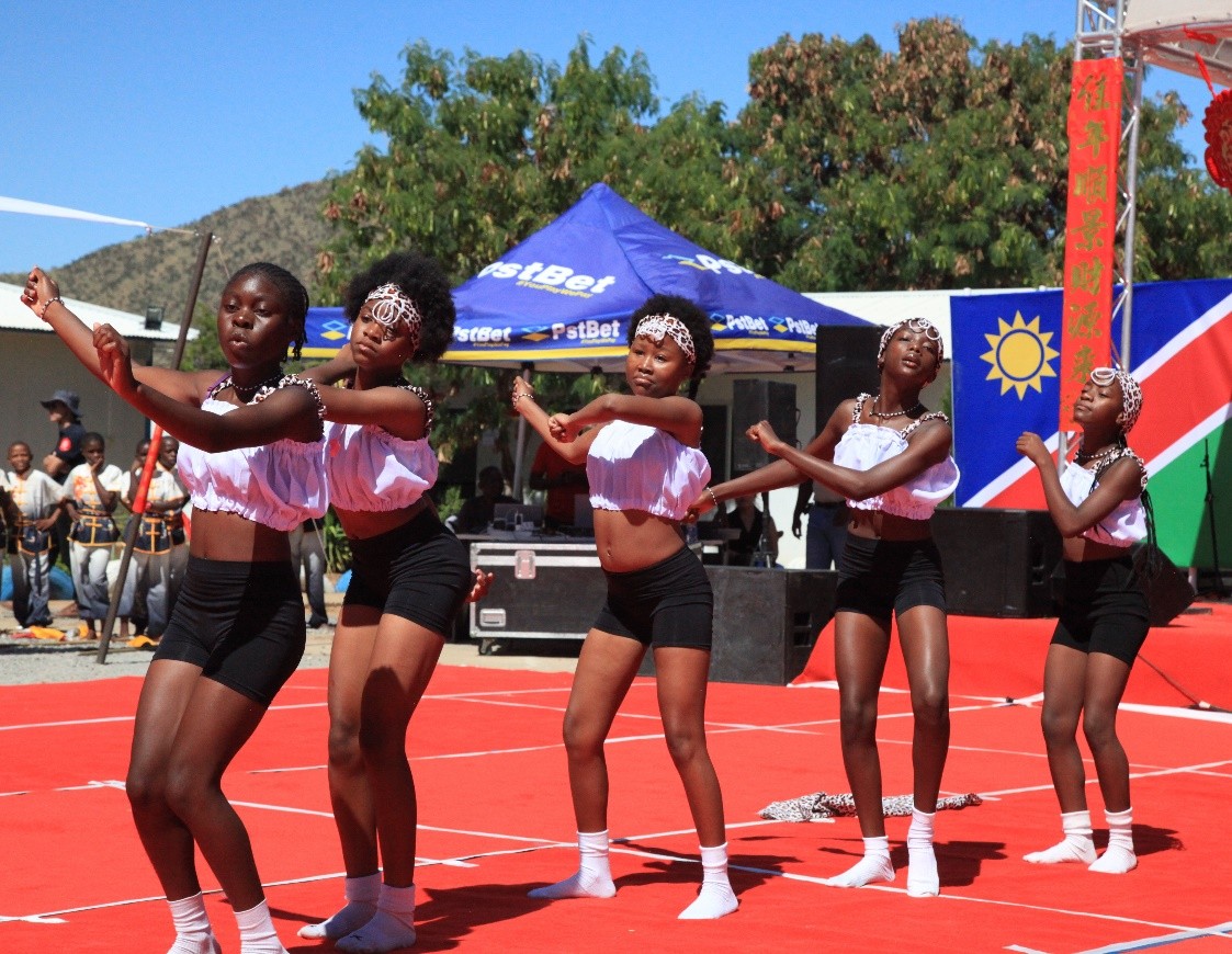 纳米比亚青年带来歌舞表演。