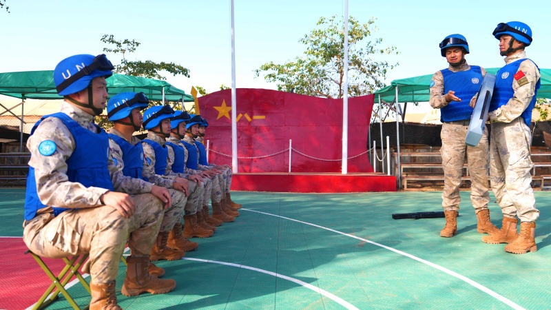 维和直升机分队应急小组无人机反制枪讲解教学。黄浩摄