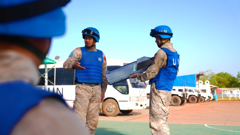 维和直升机分队应急小组无人机反制枪讲解教学。黄浩摄