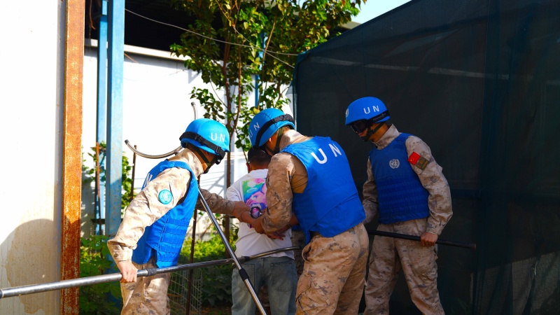 维和直升机分队应急小组擒获飞手。黄浩摄