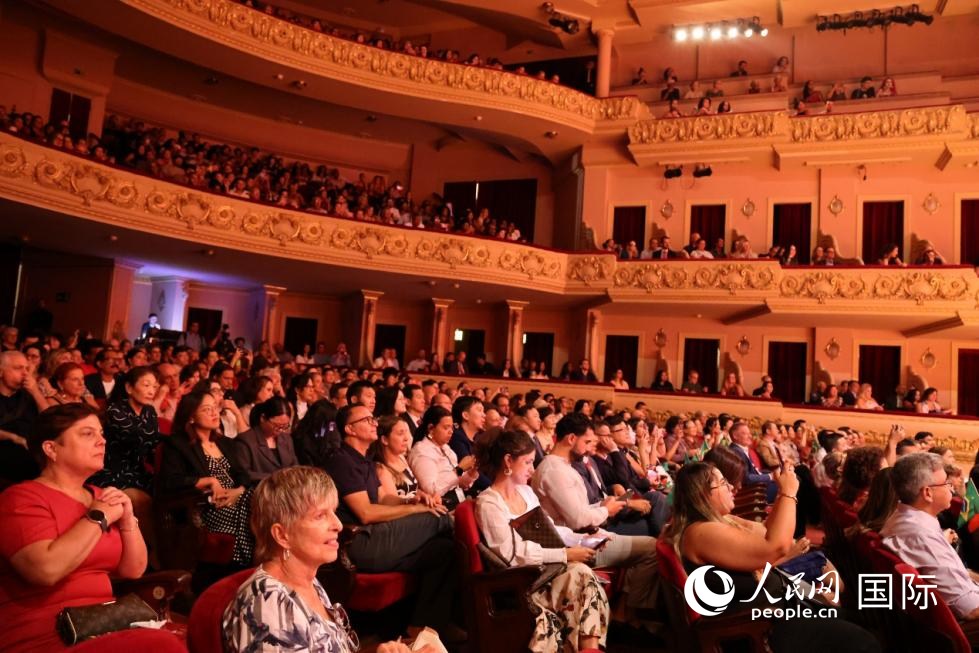 2026年新春演出活动现场，观众正在观看演出。人民网实习生 侯天泽摄