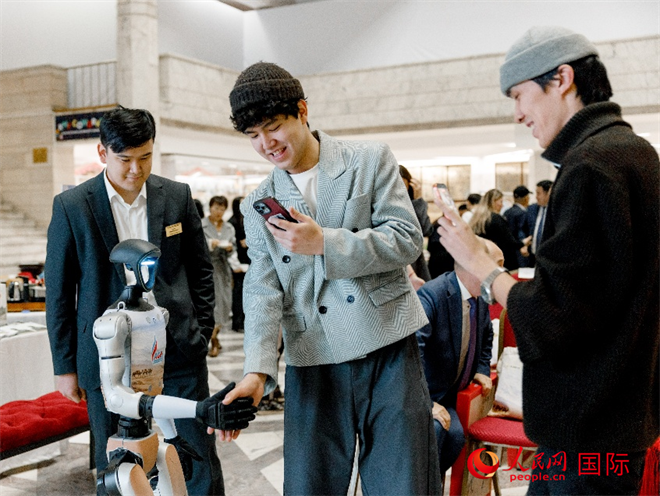 当地民众与中国机器人合影。中油国际管道中哈天然气管道公司供图