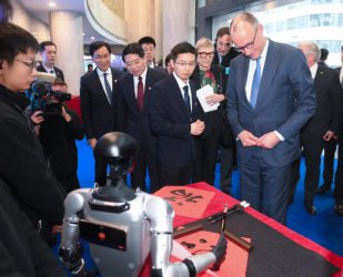 德国总理默茨在华参访企业：愿马年成为德中合