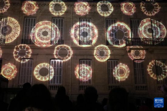 2月26日，当地民众聚集在法国巴黎中国文化中心的庭院内观赏“云冈石窟之光·巴黎回响”光雕秀。新华社记者 张百慧 摄