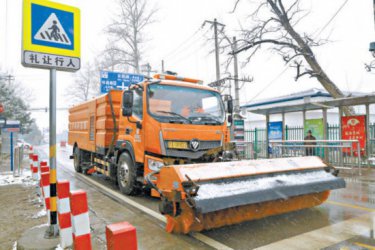 市交通委:加大铲冰除雪作业力量“边下边清”