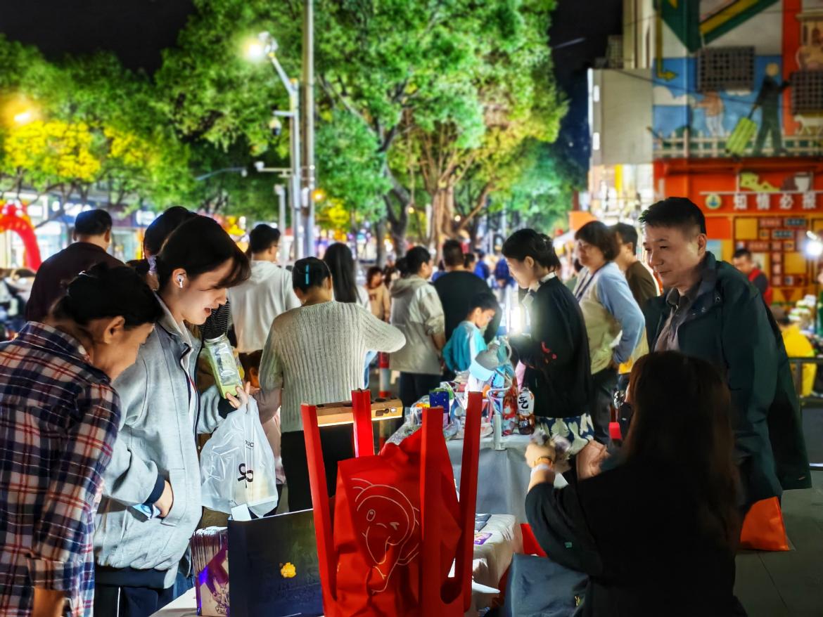 烟火气息浓郁的灵岩南路。浦东新区东明路街道供图