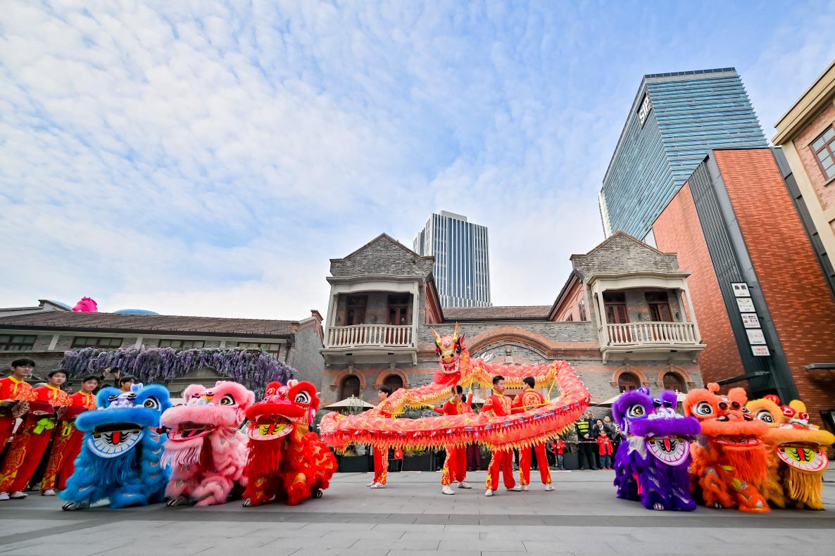 大年初一，舞龙舞狮节目在今潮8弄上演。虹口区新闻办供图