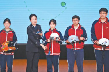 中小学开讲交通安全“第一课”