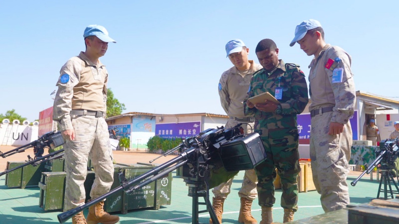 图说3:核查组对我维和直升机分队机枪弹药进行检查核对 黄浩摄