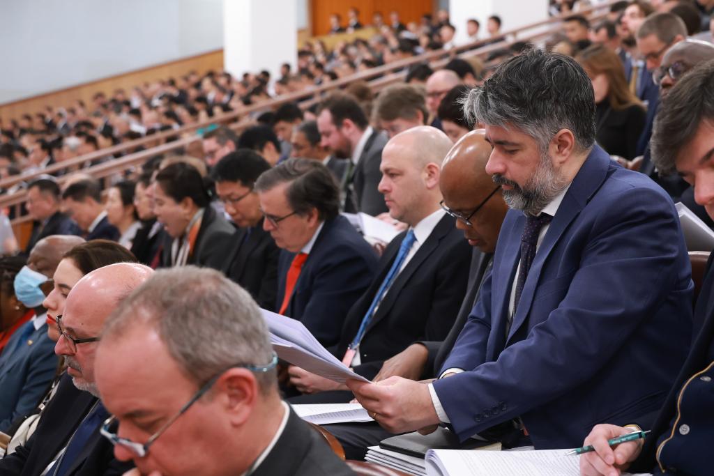 2026年3月5日上午,第十四届全国人民代表大会第四次会议在北京人民大会堂开幕。这是外国驻华使节旁听大会。新华社记者 刘彬 摄