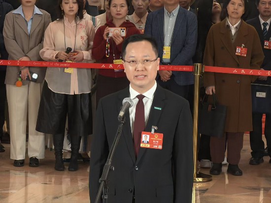 3月12日，全国人大代表、海信集团党委书记、董事长贾少谦在十四届全国人大四次会议“代表通道”上接受媒体采访。