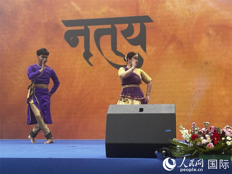 中印两国专业舞者带来的卡塔克双人舞表演。周锦佳摄