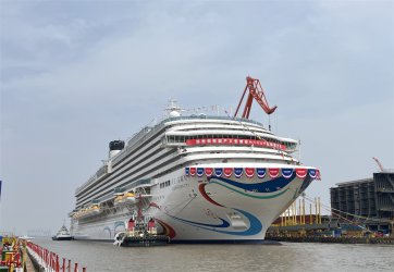 第二艘国产大型邮轮“爱达·花城号”出坞