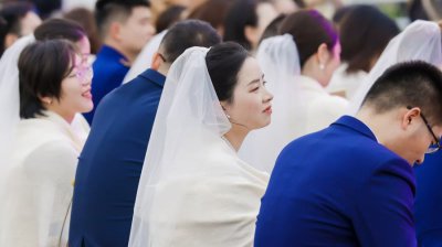 城市地标深度融入市民生活,百对新人今天在双