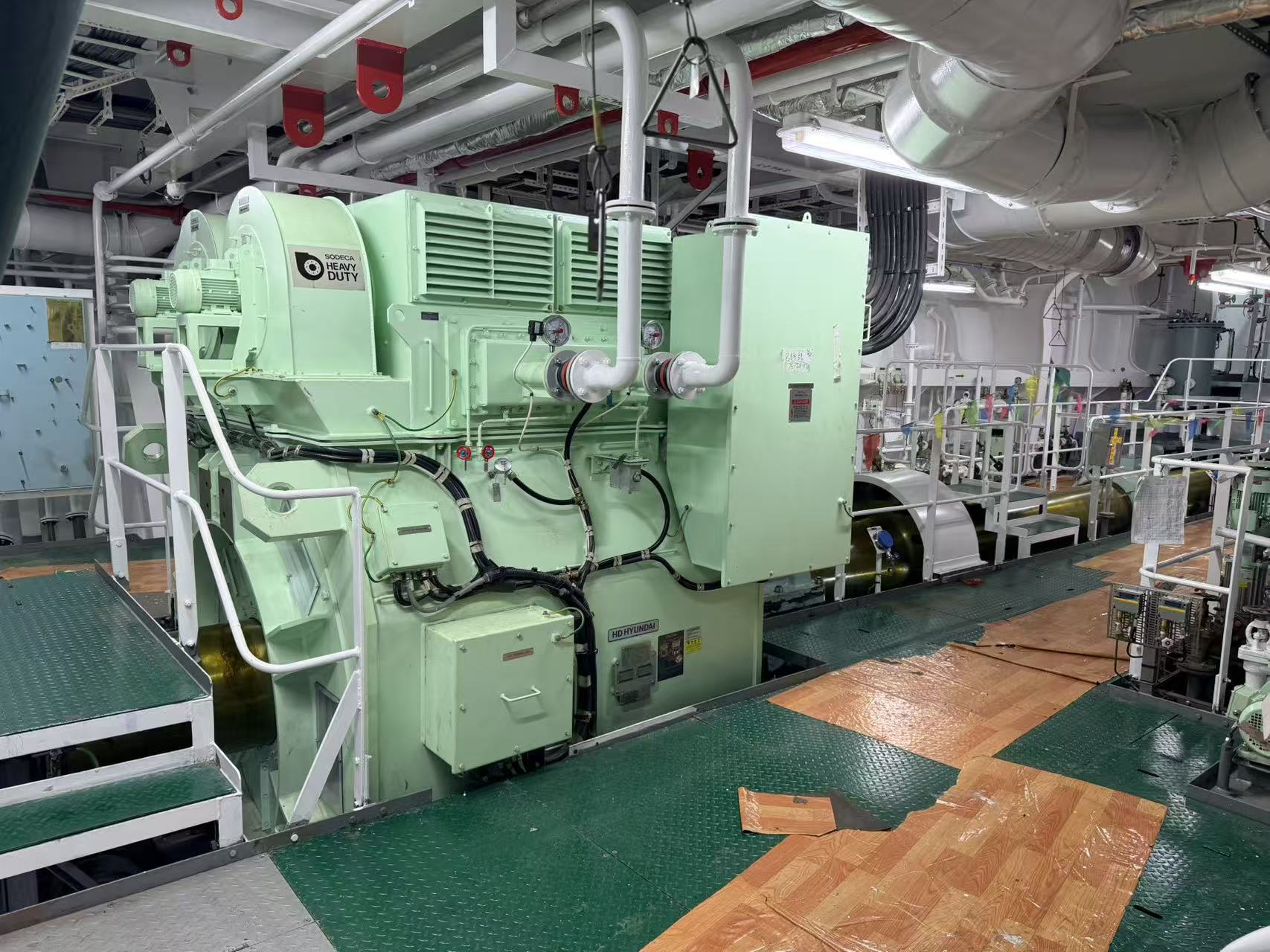 中船集团第七〇四研究所自主研发设计的1450千瓦高性能永磁轴带发电系统。中船集团供图