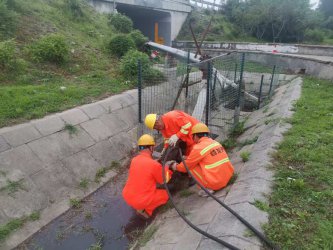 重点盯防下凹式桥区、加密全线巡检 北京高速管