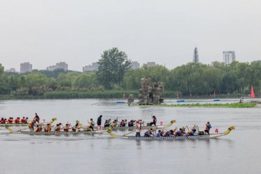 北京大兴区第九届龙舟大赛开赛 18支队伍念坛公