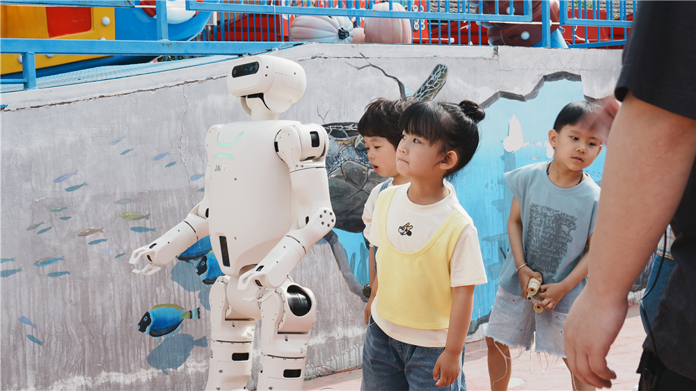 JAKA π人形机器人在乐园与小朋友互动。